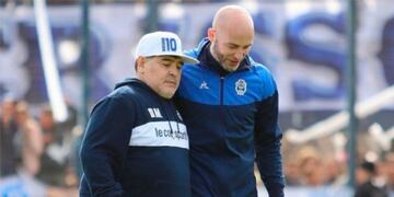 El DT del Tomba, Sebastián Méndez, se emocionó al recordar a Diego Maradona. / Gentileza.