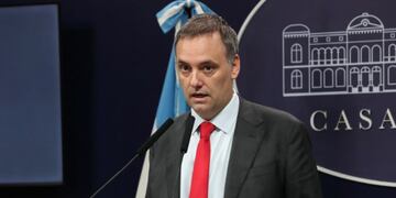 Manuel Adorni respondió a los hinchas de Boca.