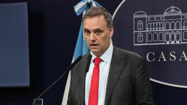 Manuel Adorni respondió a los hinchas de Boca.