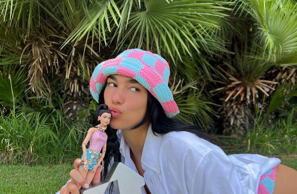Dua Lipa vuelve a marcar tendencia en el verano europeo con su bikini tejido al crochet