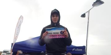 Lucas Masenlli, el joven de 25 años que sacó un cazón de 11 kilos del agua y ganó 1.050.000 pesos en un concurso de pesca en Chubut.