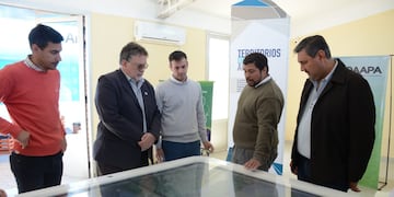 El intendente Alfredo Francolini junto al Director Departamental de Escuelas de Concordia, Fabian Vallejos y el titular de UDAAPA de la Municipalidad, Martín Armanazqui recorrieron la muestra “Entre Ríos, tierra de agua”,