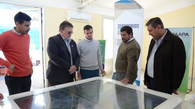 El intendente Alfredo Francolini junto al Director Departamental de Escuelas de Concordia, Fabian Vallejos y el titular de UDAAPA de la Municipalidad, Martín Armanazqui recorrieron la muestra “Entre Ríos, tierra de agua”,