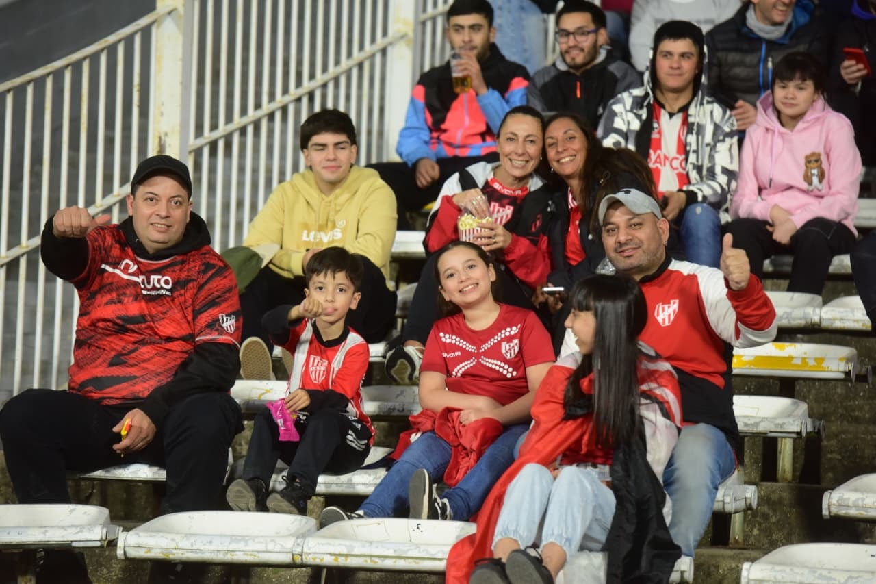 Hinchas de Instituto en la platea Ardiles del estadio Kempes, donde se jugó el partido ante River. (José Gabriel Hernéndez / La Voz)