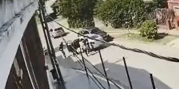 El instante en el que la víctima, el expolicía, ya fue baleado y yace en el suelo, segundos antes de que los ladrones escapen. Twitter @albanodl Captura de pantalla.