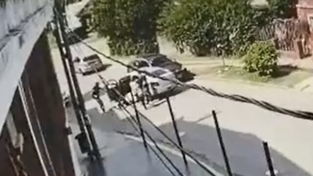 El instante en el que la víctima, el expolicía, ya fue baleado y yace en el suelo, segundos antes de que los ladrones escapen. Twitter @albanodl Captura de pantalla.