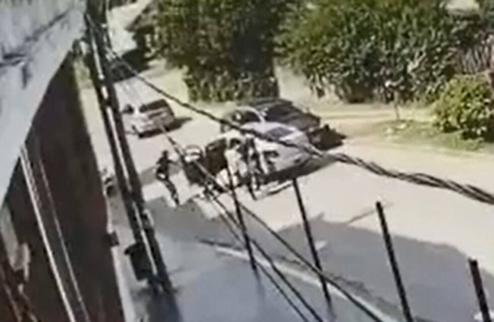 Castelar: dos delincuentes balearon a un expolicía para robarle el auto cuando llevaba a su hijo a la escuela