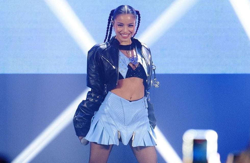 Emilia Mernes anunció su nuevo concierto con un total black con el que casi muestra de más