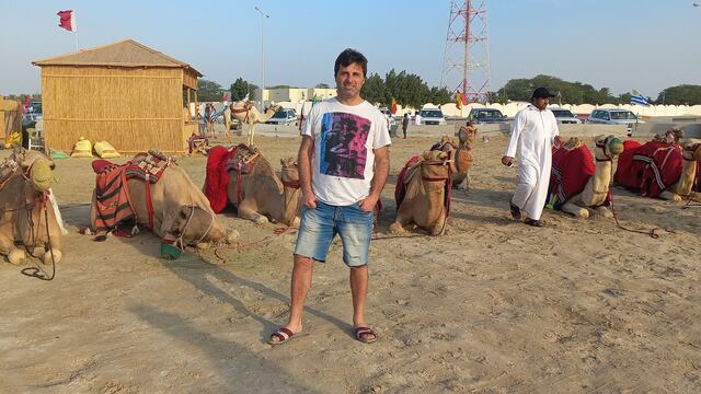 El hombre publicó fotos en Qatar para despejar dudas