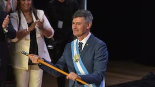 Daniel Passerini juró como intendente de Córdoba capital. Es la primera vez en la historia que se hace entrega de banda y bastón. (Facundo Luque / La Voz)