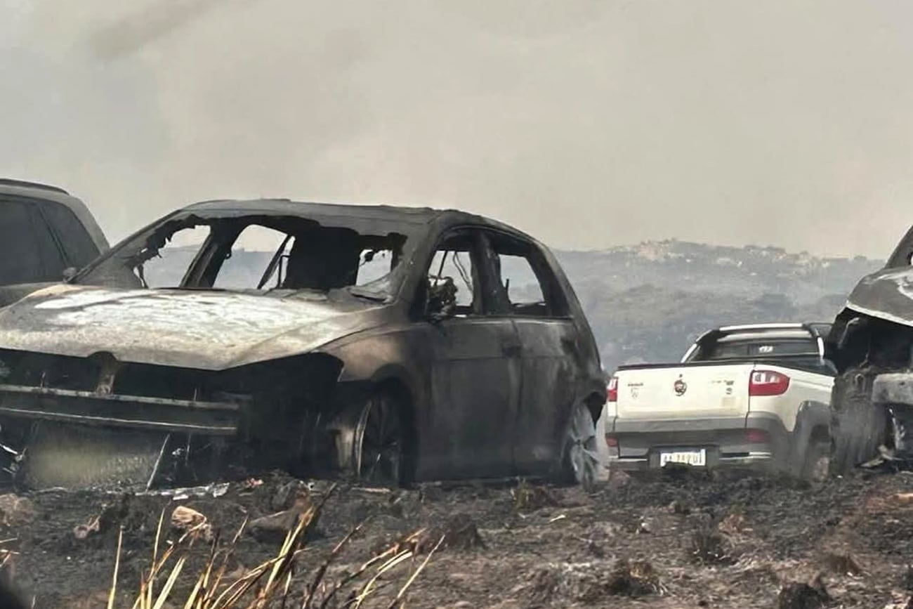 Córdoba. El foco en el Parque Nacional Quebrada del Condorito alcanzó a 14 autos estacionados. (Gentileza)