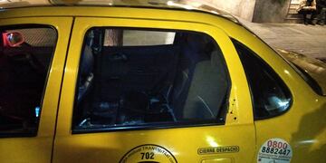Así quedó el taxi atacado en barrio Nueva Córdoba (Policía de Córdoba).