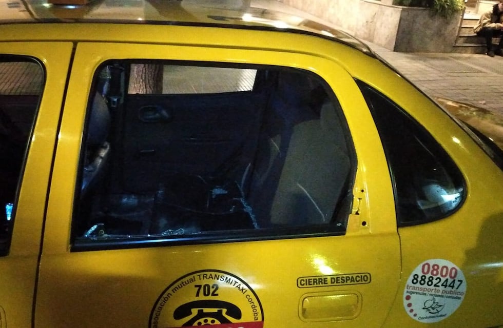 Córdoba: no quiso pagar el taxi, el chofer se negó a llevarla y su pareja atacó el auto a batazos