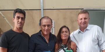 Valeria Soltermam junto a dirigentes de La Bancaria de Rafaela