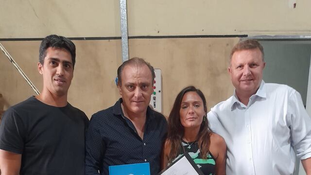 Valeria Soltermam junto a dirigentes de La Bancaria de Rafaela