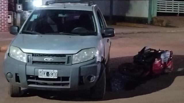 Dos heridos y daños materiales en un incidente vial en Eldorado.