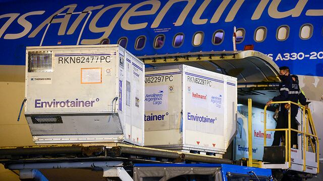 Esta madrugada de jueves llegaron al país poco más de dos millones y medio de dosis de Moderna. Foto Los Andes.