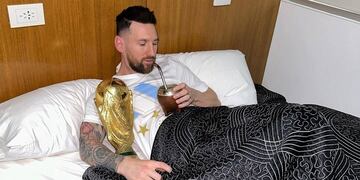 El futbolista de PSG se llevó a la copa a su cama en el predio de la AFA.