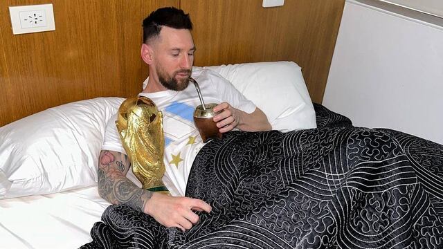 El futbolista de PSG se llevó a la copa a su cama en el predio de la AFA.
