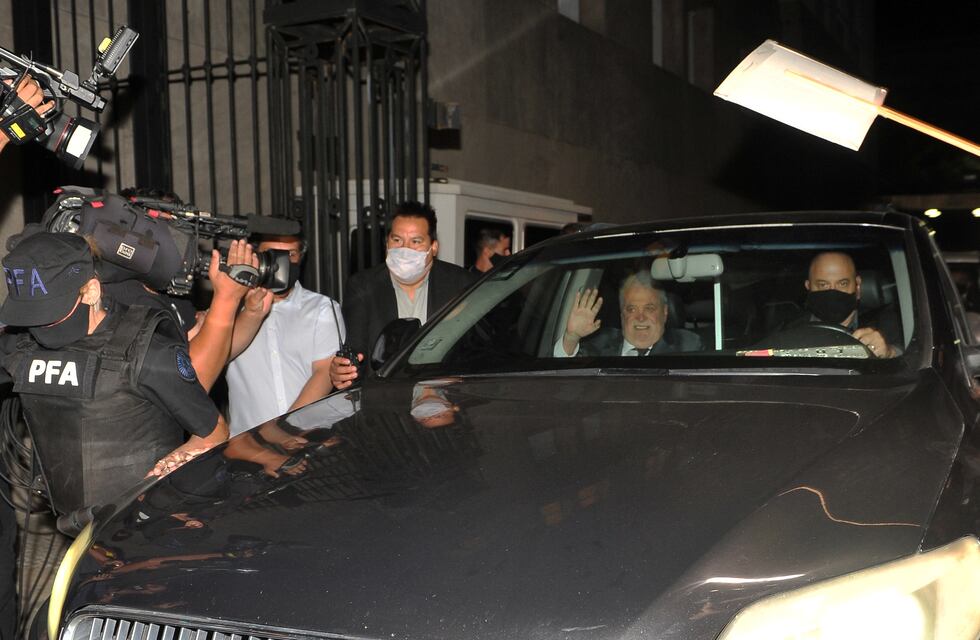 Vacunación VIP: allanaron el hospital de San Nicolás