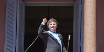 Javier MIlei desde el balcón de la Casa Rosada. (Clarin)