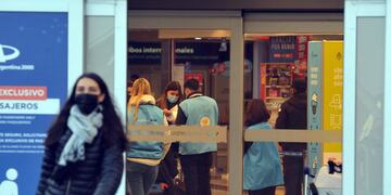 Gente llegando al aeropuerto de Ezeiza. (Clarín)