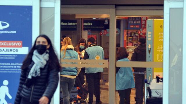 Gente llegando al aeropuerto de Ezeiza. (Clarín)
