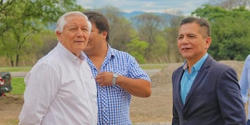 El intendente periqueño Rolando Ficoseco  y su secretario de Producción e Industria, Martín Llanos, en visita al predio del Parque Industrial de Perico (Jujuy).