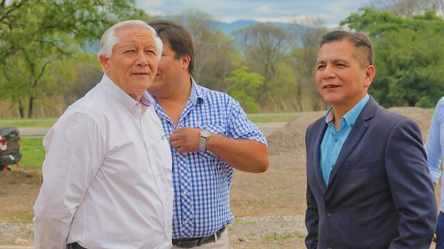 El intendente periqueño Rolando Ficoseco  y su secretario de Producción e Industria, Martín Llanos, en visita al predio del Parque Industrial de Perico (Jujuy).