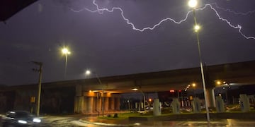 Tormenta con actividad eléctrica en Córdoba. Y pronóstico pasado por agua.