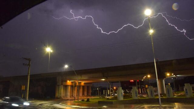 Tormenta con actividad eléctrica en Córdoba. Y pronóstico pasado por agua.