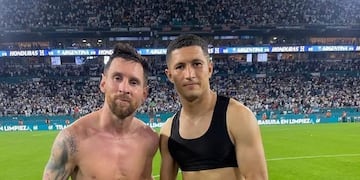 La famosa foto entre el "10" y el número 16.