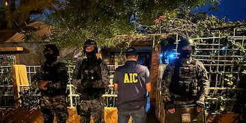 Varias personas detenidas, entre ellas, cuatro policías.