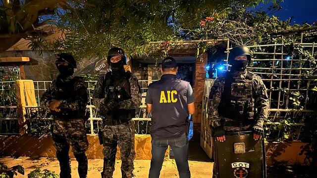 Varias personas detenidas, entre ellas, cuatro policías.