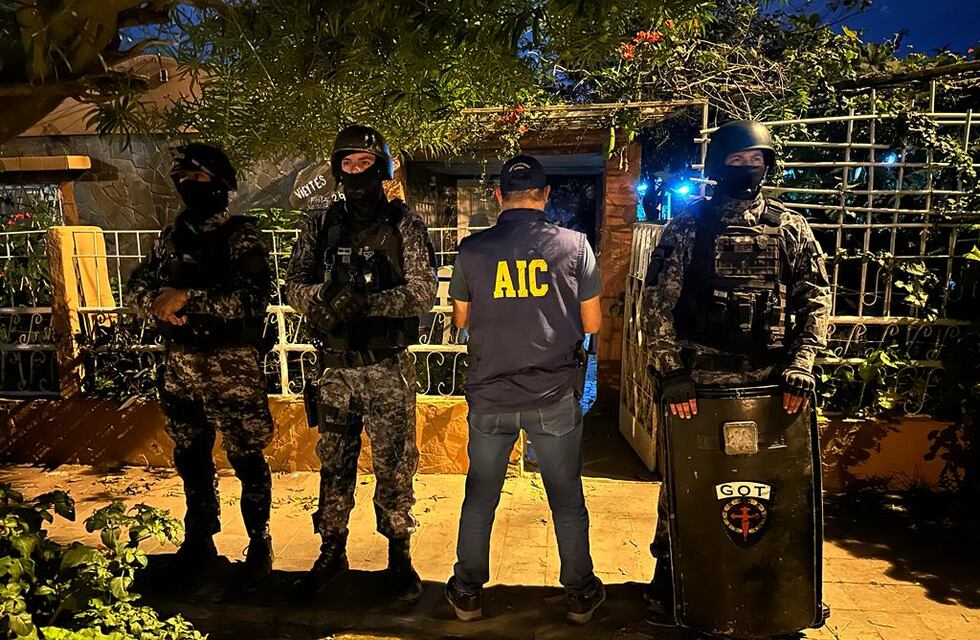 Desarticulan banda narco que secuestraba jovencitas para vender drogas con protección policial en Rosario