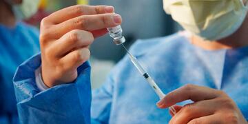 Europa detiene la comercialización de la vacuna de AstraZeneca por pedido del propio laboratorio. Foto: Los Andes