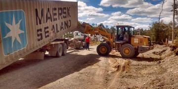 Llegó a Tolhuin el contenedor que funcionará como centro de cría de “pollitas bb”