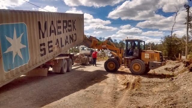 Llegó a Tolhuin el contenedor que funcionará como centro de cría de “pollitas bb”
