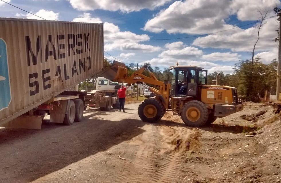 Llegó a Tolhuin el contenedor que funcionará como centro de cría de “pollitas bb”