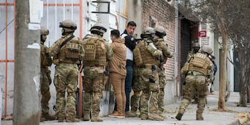 Así fue el despliegue policial en una vivienda de calle Bolívar.