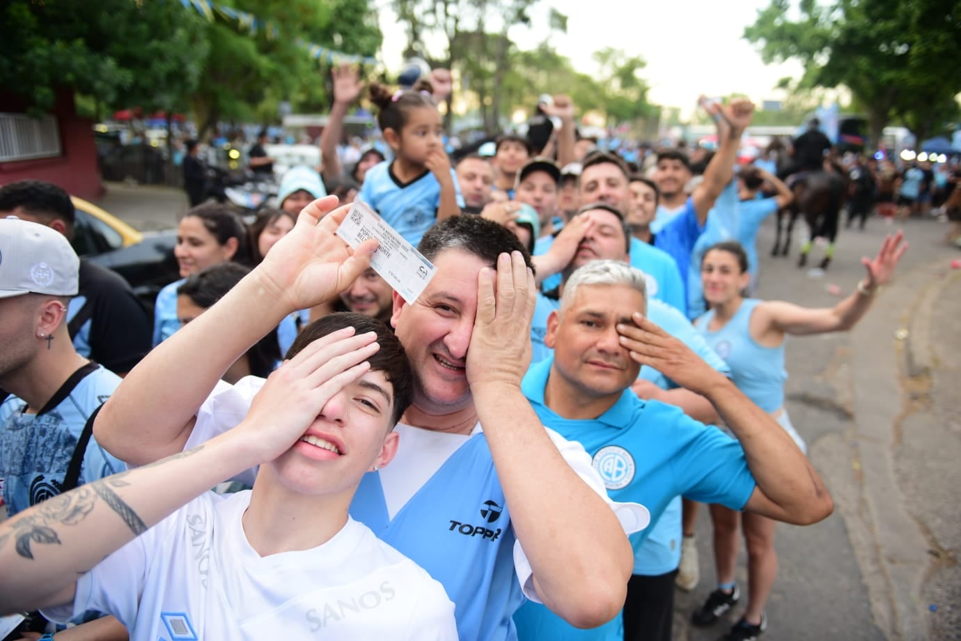 Belgrano: Los hinchas en la previa del partido frente a Argentinos Juniors por una de las semifinales de la Copa Argentina, en Rosario. (José Hernández / La Voz)