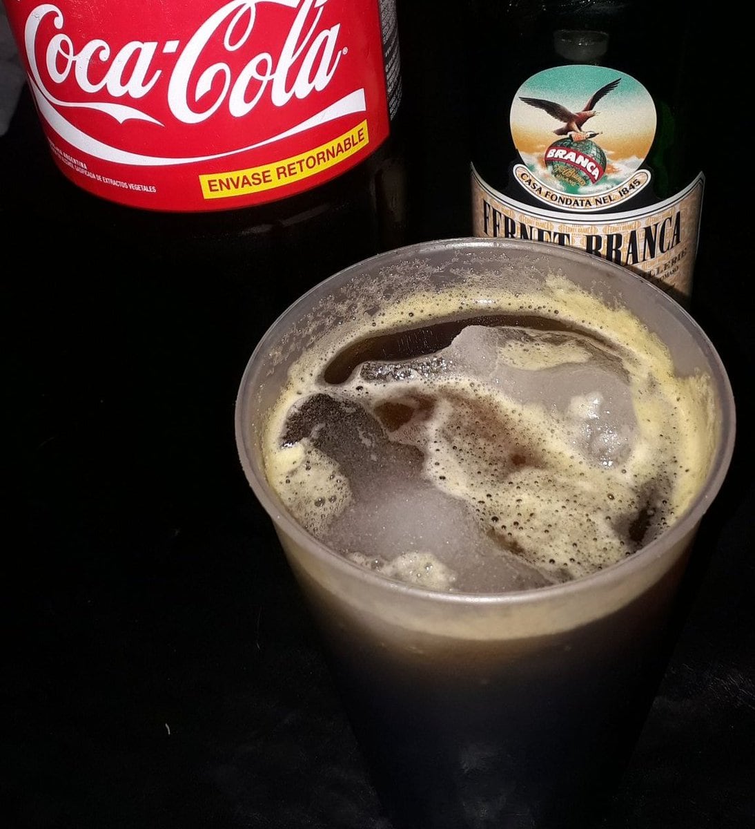 Le dieron un vaso de Fernet con sustancias y abusaron de ella.