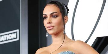 Georgina Rodríguez, la novia de Cristiano Ronaldo, deslumbró con una prenda de Louis Vuitton desde el desierto en Qatar.