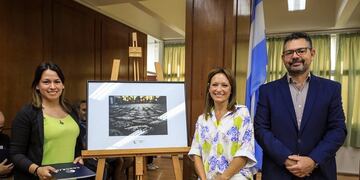 Betiana Soto, la ganadora del 2° Concurso Fotográfico del Concejo Municipal, junto con el presidente Germán Bottero y Brenda Vimo, vice 1°.