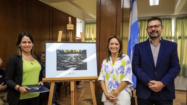Betiana Soto, la ganadora del 2° Concurso Fotográfico del Concejo Municipal, junto con el presidente Germán Bottero y Brenda Vimo, vice 1°.
