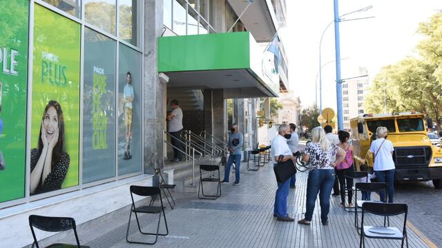 Volvieron a instalar sillas afuera de los bancos de Rafaela