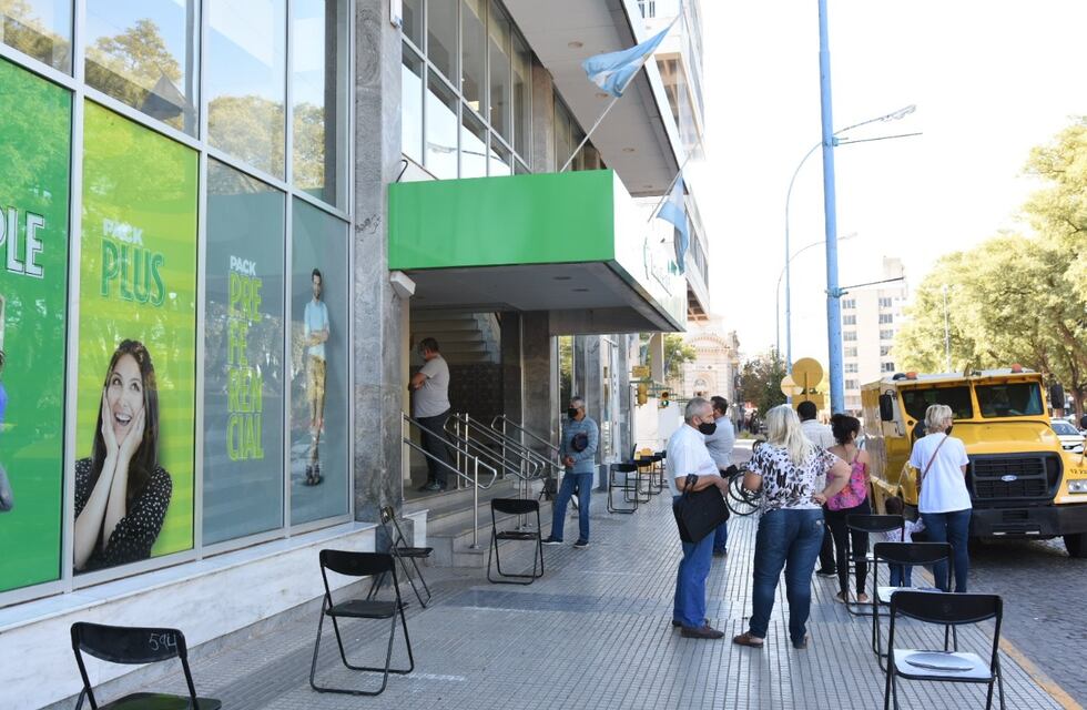 Los bancos vuelven a atender sólo a personas con turno previo