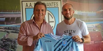 El experimentado volante Fernando Belluschi firmó y es nuevo jugador de Estudiantes de Río Cuarto. (Prensa Estudiantes de Río Cuarto).