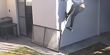 Villa María. Un ladrón se llevó una bicicleta trepando por los techos de la vivienda en barrio Ameghino. (Captura)