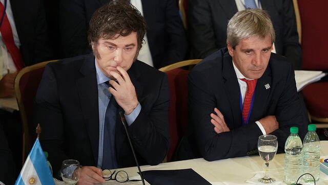 Javier Milei y el ministro de Economía, Luis Caputo. (Foto AP/Matilde Campodonico)